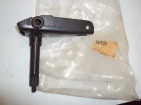 8G8-23853-00 YAMAHA Ski Spindle Left